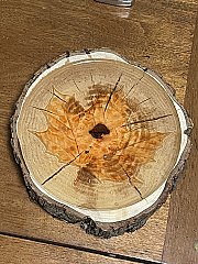 stump Hot Plate with Maple Leaf